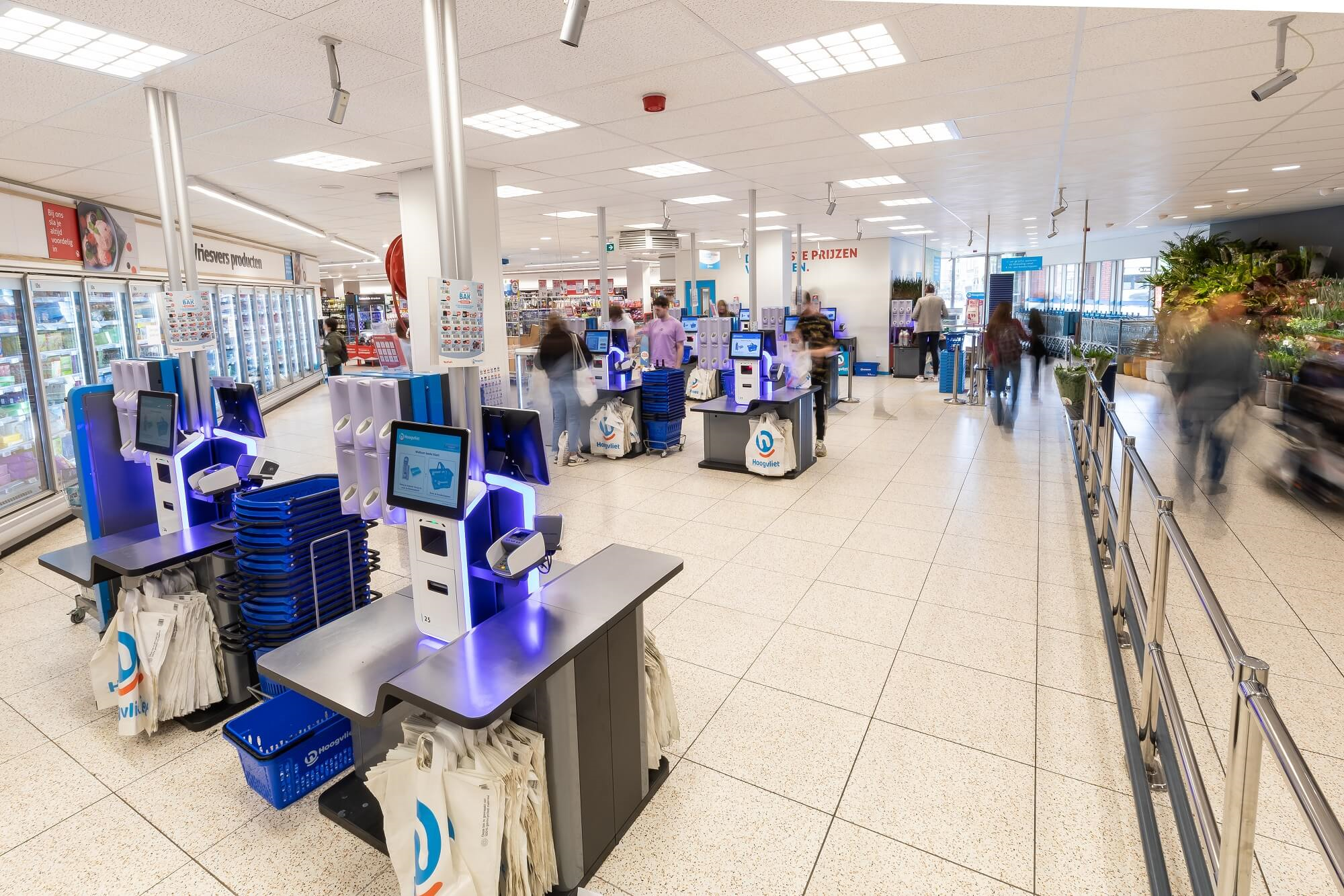 Zelf afrekenen bij de self-checkout van Hoogvliet